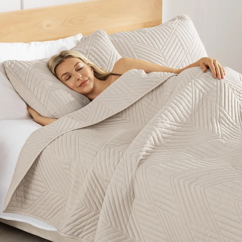 Exclusivo Mezcla Ultrasonic King Quilt Bedding Set, Lightweight Brich Beige Bedspreads Soft Modern Geometric Coverlet Set for Al